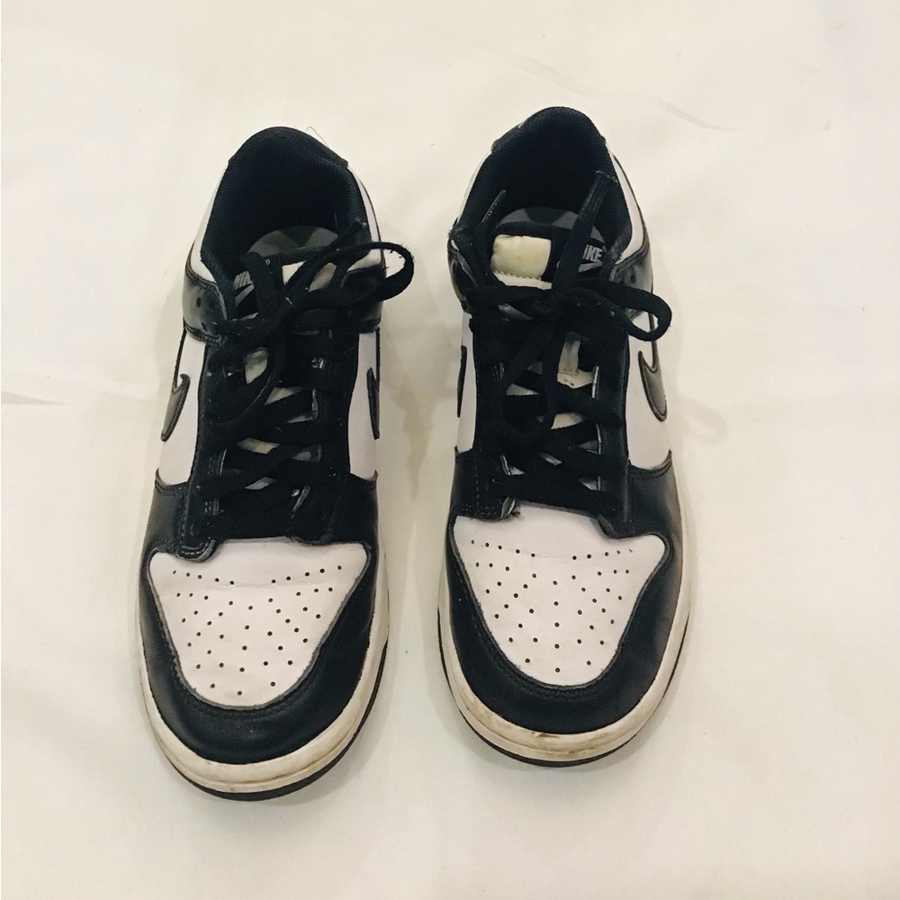 Nike Men’s Black and White Low-Top Sneakers